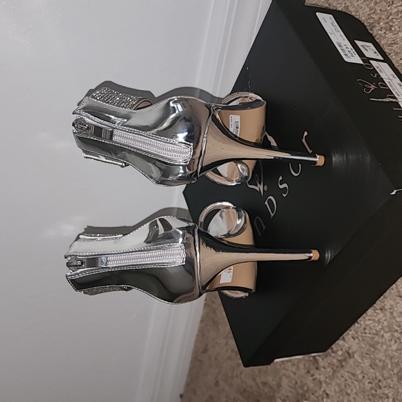 Silver Heels - Picture 3 of 3